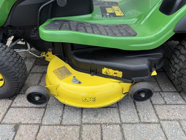 Grote foto john deere x167 r zitmaaier met opvang tuin en terras zitmaaiers