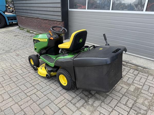 Grote foto john deere x167 r zitmaaier met opvang tuin en terras zitmaaiers