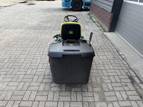 Grote foto john deere x167 r zitmaaier met opvang tuin en terras zitmaaiers
