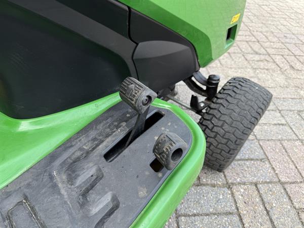Grote foto john deere x167 r zitmaaier met opvang tuin en terras zitmaaiers