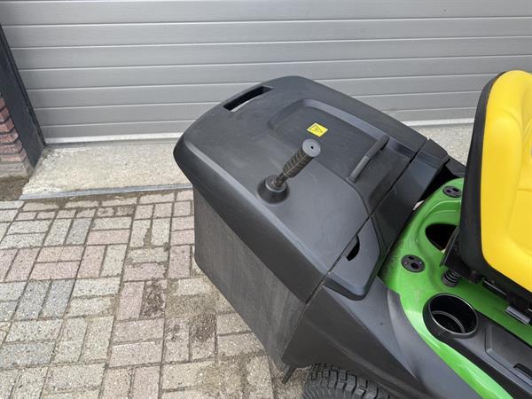 Grote foto john deere x167 r zitmaaier met opvang tuin en terras zitmaaiers
