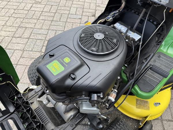 Grote foto john deere x167 r zitmaaier met opvang tuin en terras zitmaaiers