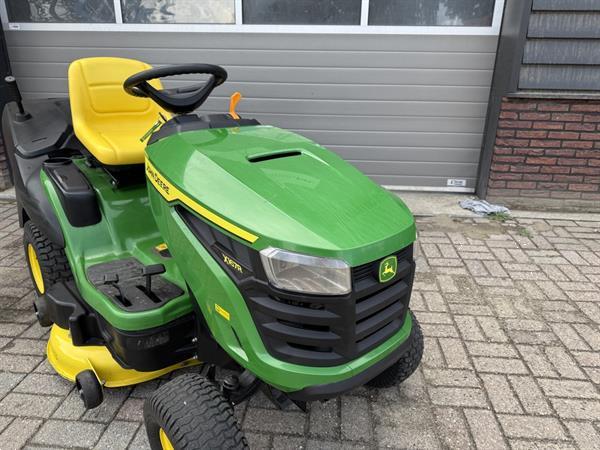 Grote foto john deere x167 r zitmaaier met opvang tuin en terras zitmaaiers