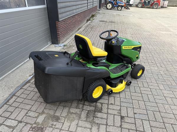 Grote foto john deere x167 r zitmaaier met opvang tuin en terras zitmaaiers