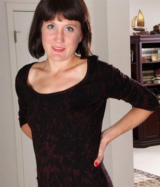 Grote foto er wacht een heerlijk kaal poesje op jou erotiek contact vrouw tot man