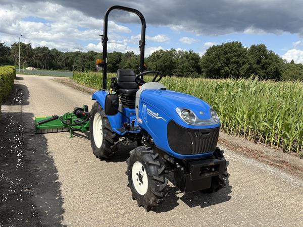 Grote foto new holland boomer 25 met klepelmaaier agrarisch tractoren