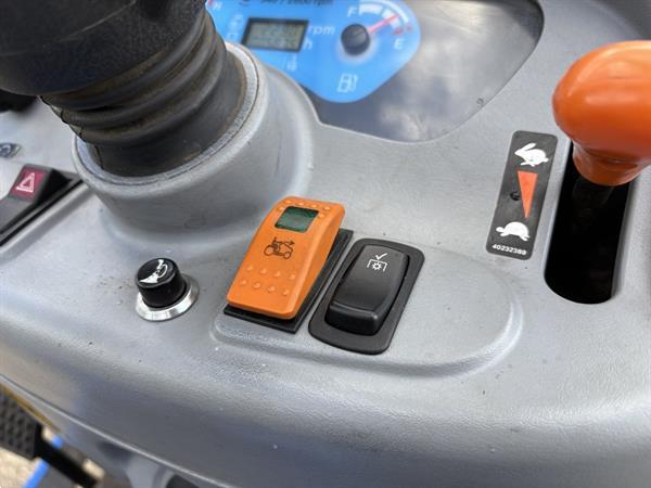 Grote foto new holland boomer 25 met klepelmaaier agrarisch tractoren