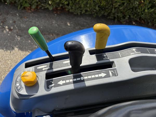 Grote foto new holland boomer 25 met klepelmaaier agrarisch tractoren