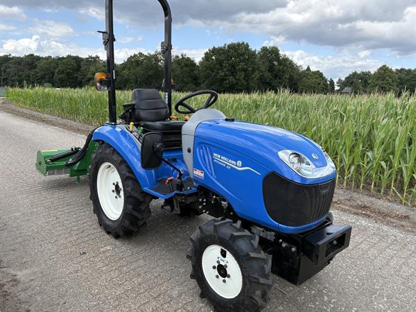 Grote foto new holland boomer 25 met klepelmaaier agrarisch tractoren