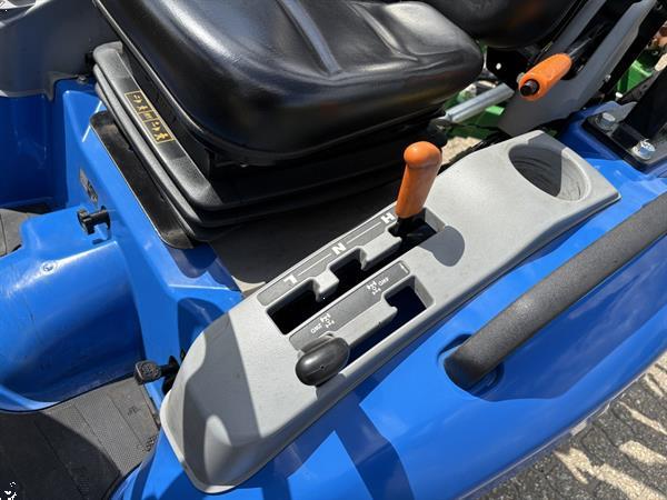 Grote foto new holland boomer 25 met klepelmaaier agrarisch tractoren