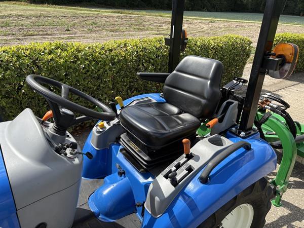 Grote foto new holland boomer 25 met klepelmaaier agrarisch tractoren