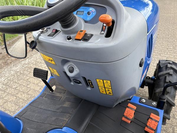 Grote foto new holland boomer 25 met klepelmaaier agrarisch tractoren