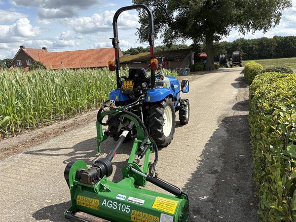 Grote foto new holland boomer 25 met klepelmaaier agrarisch tractoren
