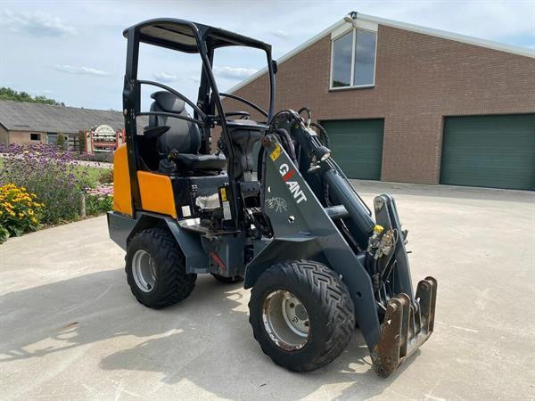 Grote foto giant 332swt mini loader shovel 2011 nl kenteken extra functie contragewicht agrarisch shovels