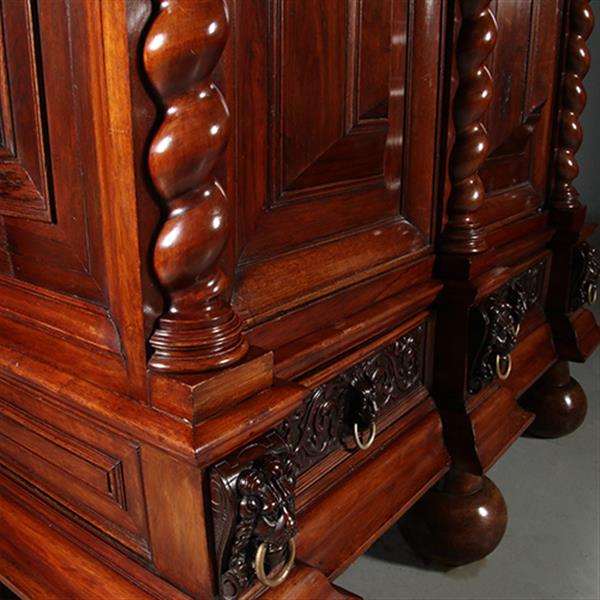 Grote foto imposante garderobekast of kapstok met deuren in gebruik hollands ca 1700 no.932305 antiek en kunst stoelen en banken
