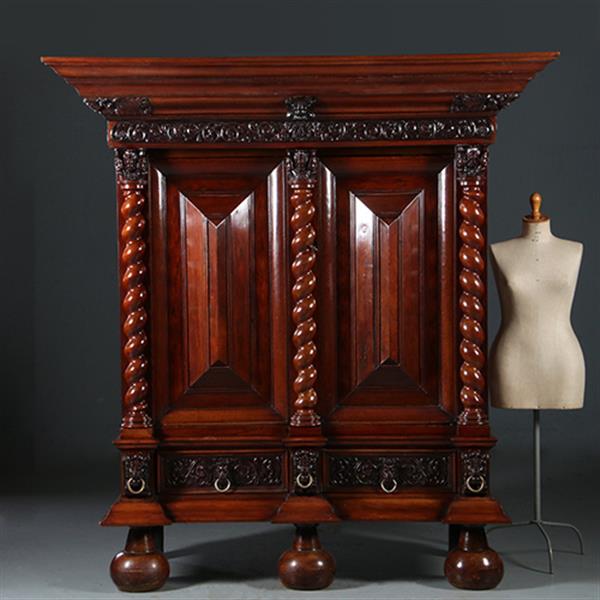 Grote foto imposante garderobekast of kapstok met deuren in gebruik hollands ca 1700 no.932305 antiek en kunst stoelen en banken