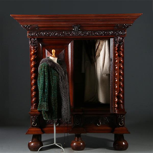 Grote foto imposante garderobekast of kapstok met deuren in gebruik hollands ca 1700 no.932305 antiek en kunst stoelen en banken