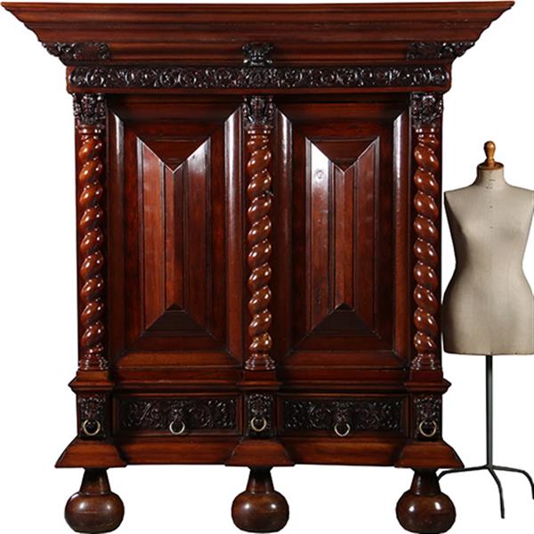 Grote foto imposante garderobekast of kapstok met deuren in gebruik hollands ca 1700 no.932305 antiek en kunst stoelen en banken