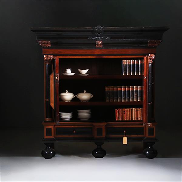 Grote foto reusachtige hollandse kolomkast ca 1700 unieke kwaliteit met veel ebben no.311420 antiek en kunst stoelen en banken