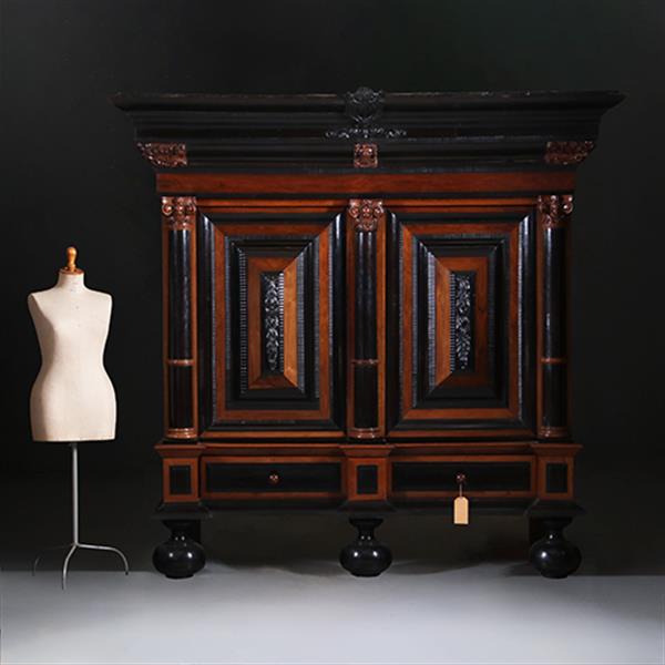 Grote foto reusachtige hollandse kolomkast ca 1700 unieke kwaliteit met veel ebben no.311420 antiek en kunst stoelen en banken