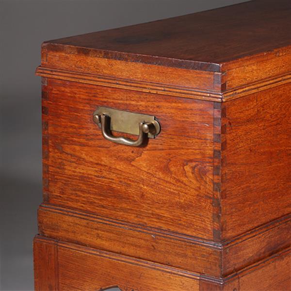 Grote foto koloniale compagnie kist ca 1775 op onderstel met bronzen grepen no.311430 antiek en kunst stoelen en banken