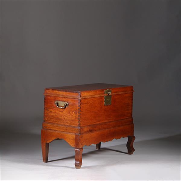 Grote foto koloniale compagnie kist ca 1775 op onderstel met bronzen grepen no.311430 antiek en kunst stoelen en banken