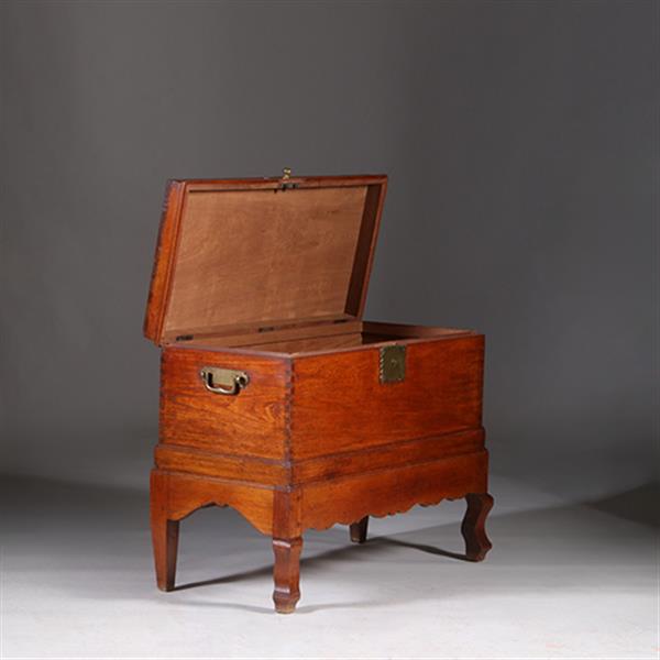 Grote foto koloniale compagnie kist ca 1775 op onderstel met bronzen grepen no.311430 antiek en kunst stoelen en banken