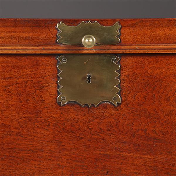 Grote foto koloniale compagnie kist ca 1775 op onderstel met bronzen grepen no.311430 antiek en kunst stoelen en banken