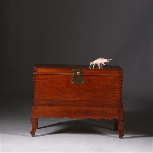 Grote foto koloniale compagnie kist ca 1775 op onderstel met bronzen grepen no.311430 antiek en kunst stoelen en banken
