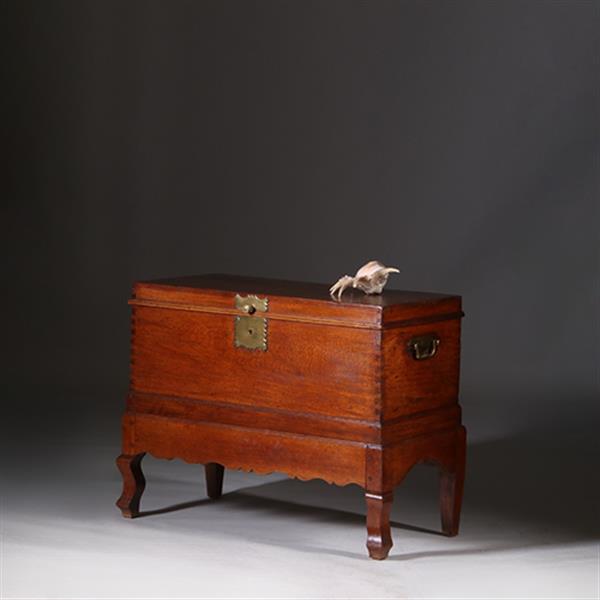 Grote foto koloniale compagnie kist ca 1775 op onderstel met bronzen grepen no.311430 antiek en kunst stoelen en banken