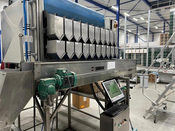 Grote foto manter vp10000 afweegmachine met aweta opvoerband voor cherry tomaten agrarisch tuinbouw