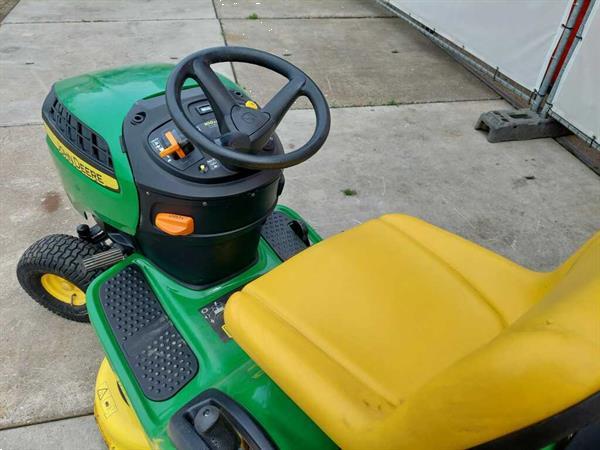Grote foto john deere zitmaaier tuin en terras zitmaaiers
