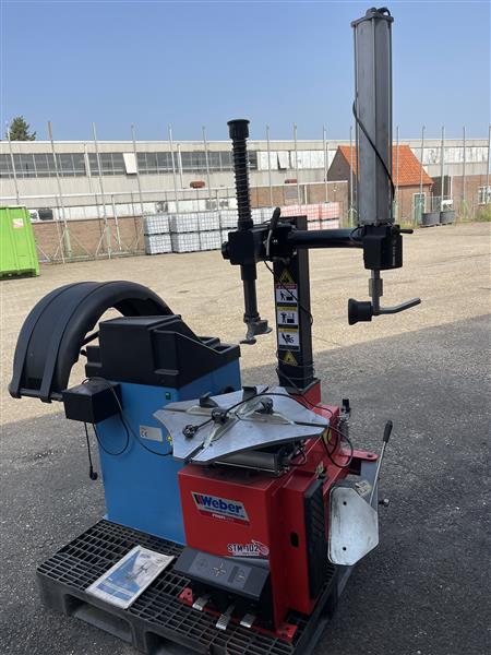 Grote foto banden apparaat weber en twin busch balanceer auto diversen gereedschap