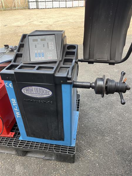 Grote foto banden apparaat weber en twin busch balanceer auto diversen gereedschap