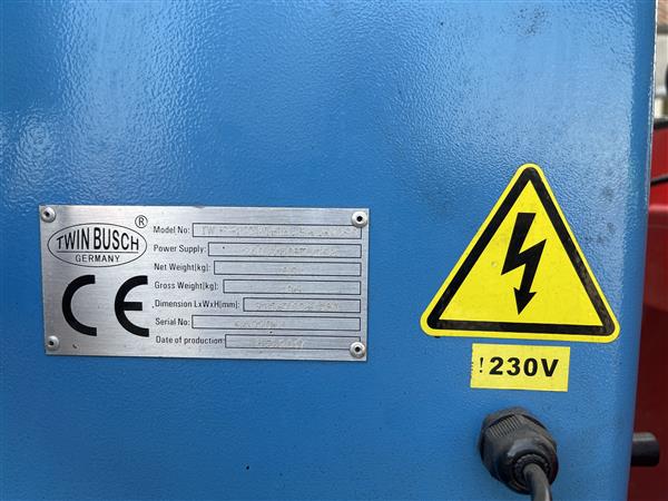 Grote foto banden apparaat weber en twin busch balanceer auto diversen gereedschap