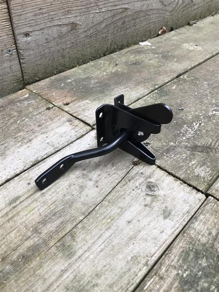 Grote foto eenvoudig valslot poortslot vanger zwart ijzeren slot doe het zelf en verbouw materialen en producten