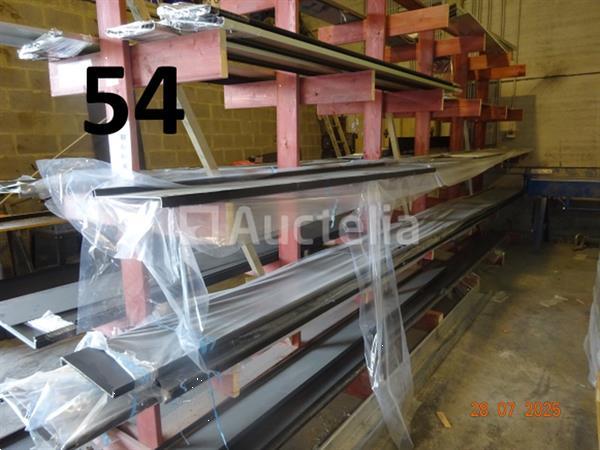 Grote foto 1 set zwarte aluminium raamrekken diverse maten geplaatst op een houten ezel doe het zelf en verbouw onderdelen en accessoires