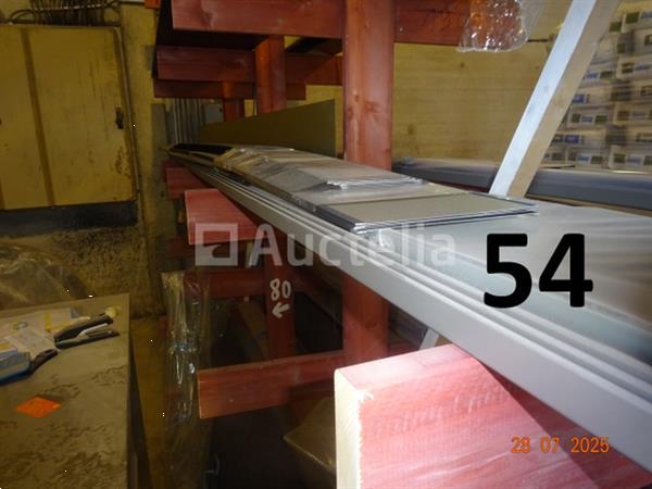 Grote foto 1 set zwarte aluminium raamrekken diverse maten geplaatst op een houten ezel doe het zelf en verbouw onderdelen en accessoires