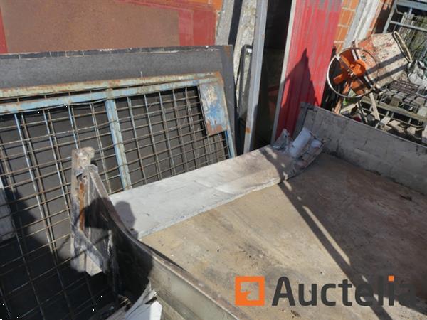 Grote foto dubbelassige aanhangwagen pvc silo en geluid container agrarisch aanhangwagens