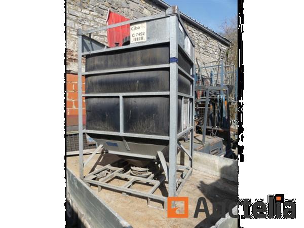 Grote foto dubbelassige aanhangwagen pvc silo en geluid container agrarisch aanhangwagens