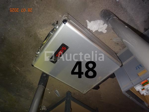 Grote foto 1 beukenkleurige tafel en de inhoud inclusief een pvc dienblad eronder met diverse siliconen cartri doe het zelf en verbouw onderdelen en accessoires