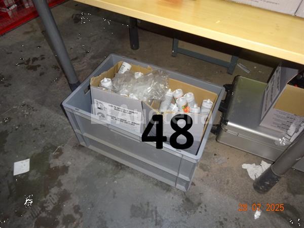 Grote foto 1 beukenkleurige tafel en de inhoud inclusief een pvc dienblad eronder met diverse siliconen cartri doe het zelf en verbouw onderdelen en accessoires
