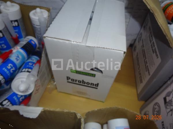 Grote foto 1 beukenkleurige tafel en de inhoud inclusief een pvc dienblad eronder met diverse siliconen cartri doe het zelf en verbouw onderdelen en accessoires