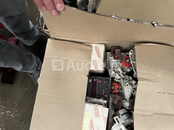 Grote foto elektrische apparatuur automatisering doe het zelf en verbouw ijzerwaren en bevestigingsmiddelen