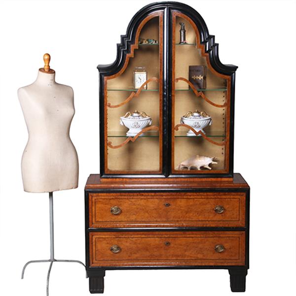 Grote foto art deco vitrine noten met wortelnoten en zwart gepolitoerde accenten no.311005 antiek en kunst stoelen en banken