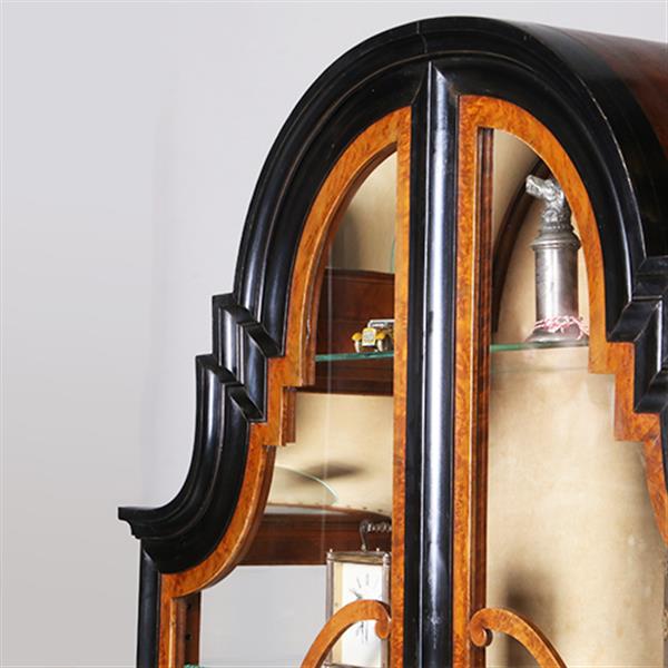 Grote foto art deco vitrine noten met wortelnoten en zwart gepolitoerde accenten no.311005 antiek en kunst stoelen en banken