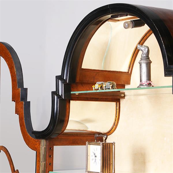 Grote foto art deco vitrine noten met wortelnoten en zwart gepolitoerde accenten no.311005 antiek en kunst stoelen en banken