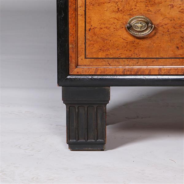 Grote foto art deco vitrine noten met wortelnoten en zwart gepolitoerde accenten no.311005 antiek en kunst stoelen en banken