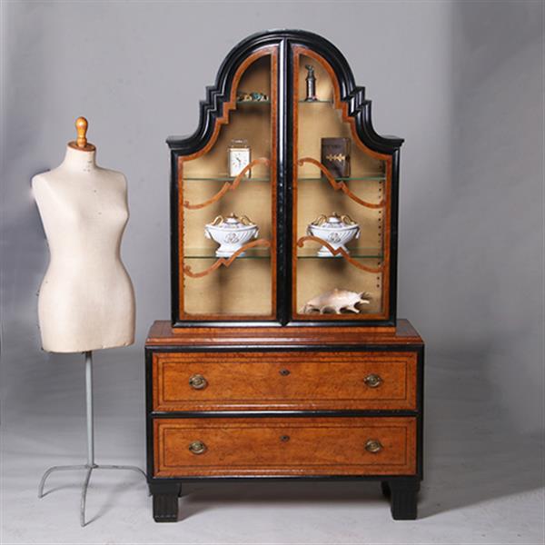 Grote foto art deco vitrine noten met wortelnoten en zwart gepolitoerde accenten no.311005 antiek en kunst stoelen en banken