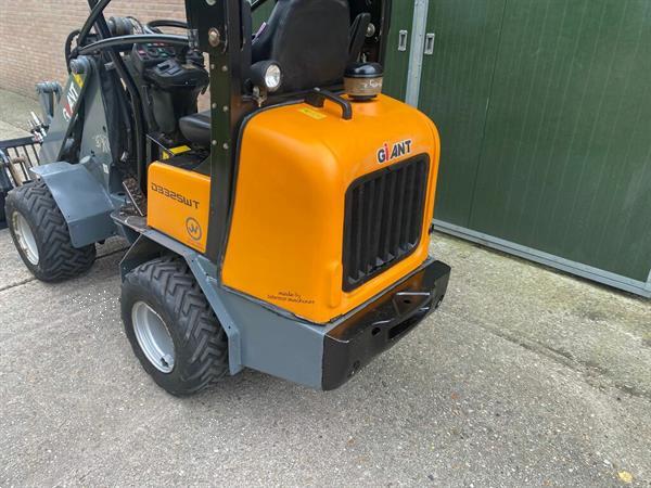 Grote foto giant 332swt mini loader shovel 2011 nl kenteken extra functie contragewicht agrarisch shovels